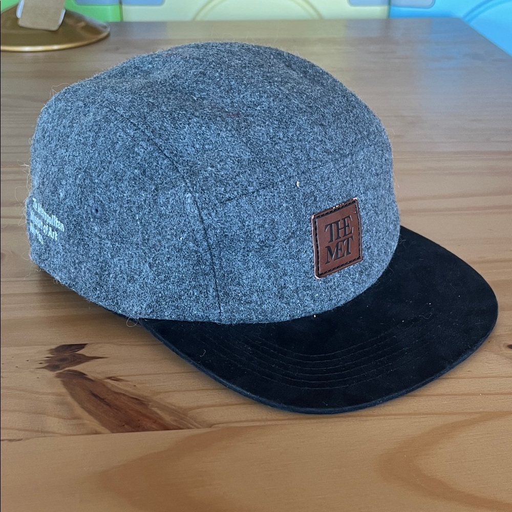 Wool blend 5 panel hat ‘The MET’ museum logo grey felt leather strap
